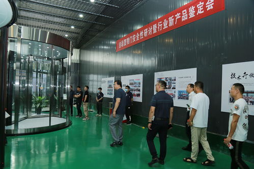 锐泽展箱回缩防夹人两翼自动旋转门产品顺利通过行业新技术鉴定